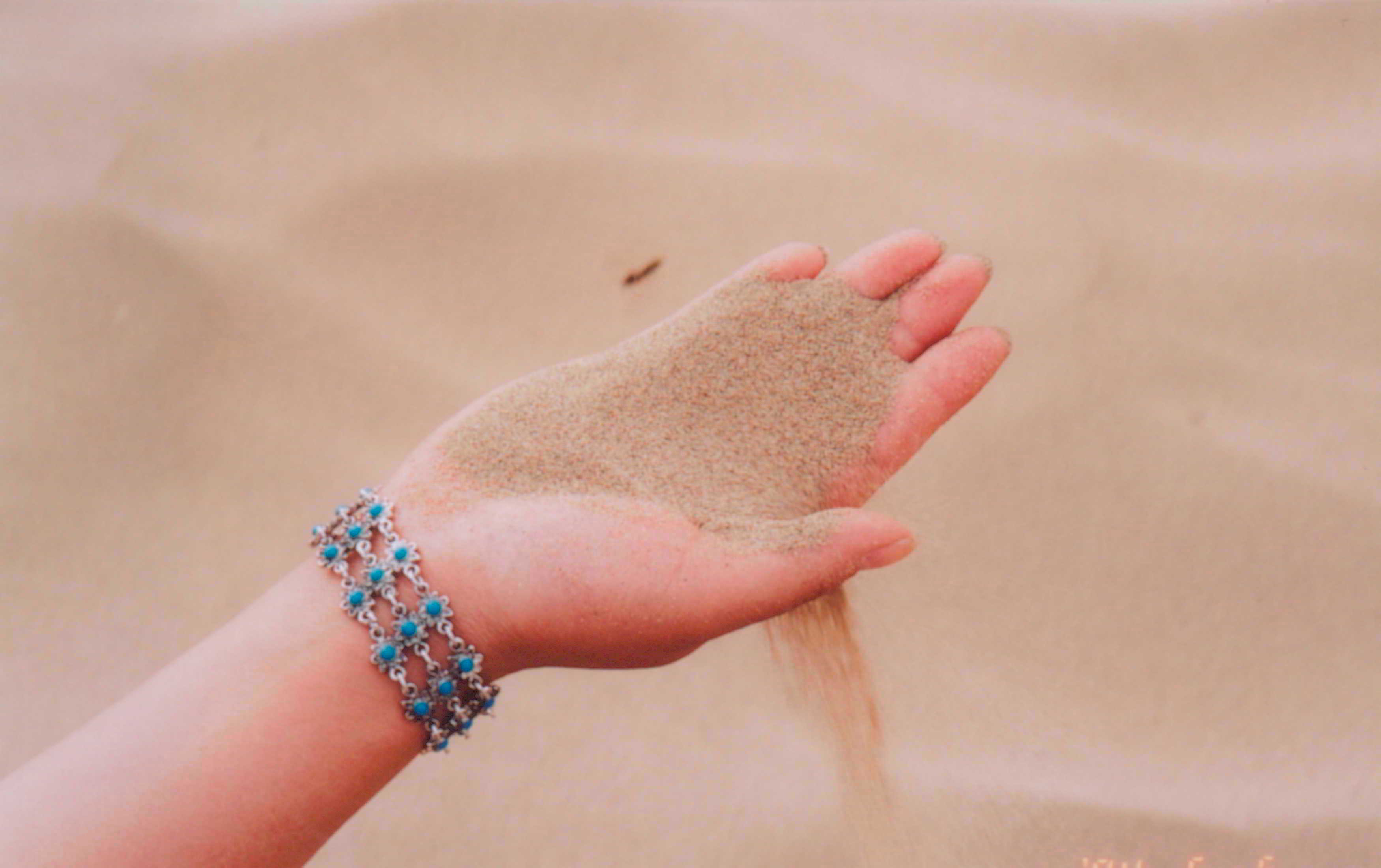 爱情就象手中的流沙,这是真正的沙漠里的沙子