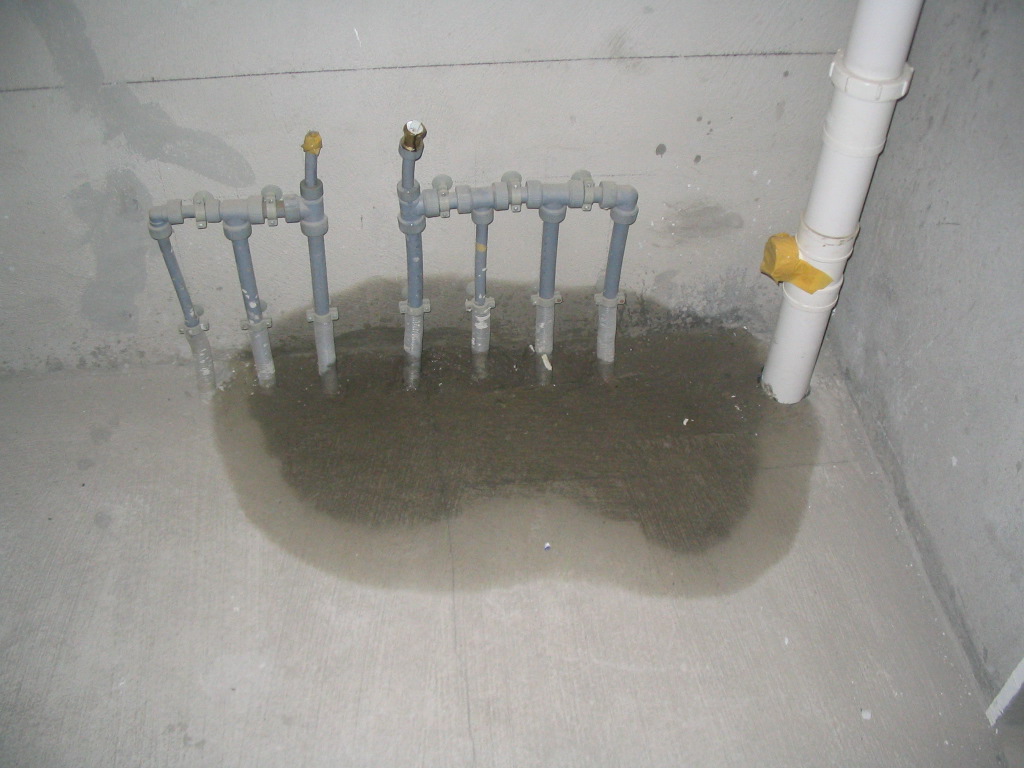 家里厨房漏水,从房顶往下滴水,家住7楼,最后发现是9楼的水管漏水