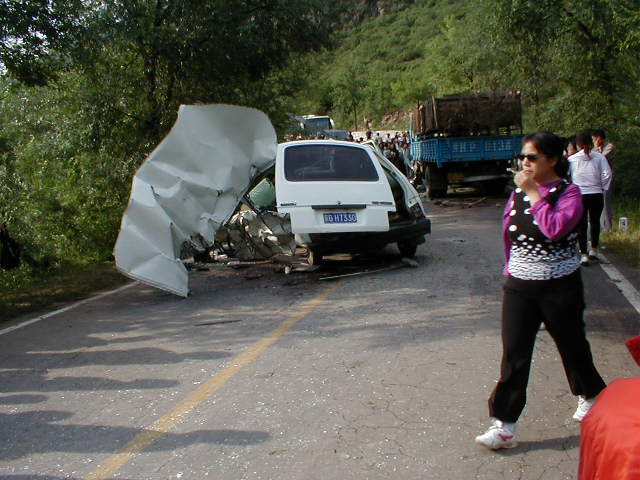 2002年去坝上回来时遇到的车祸大货车无责解放面包车解体金杯车掉沟里