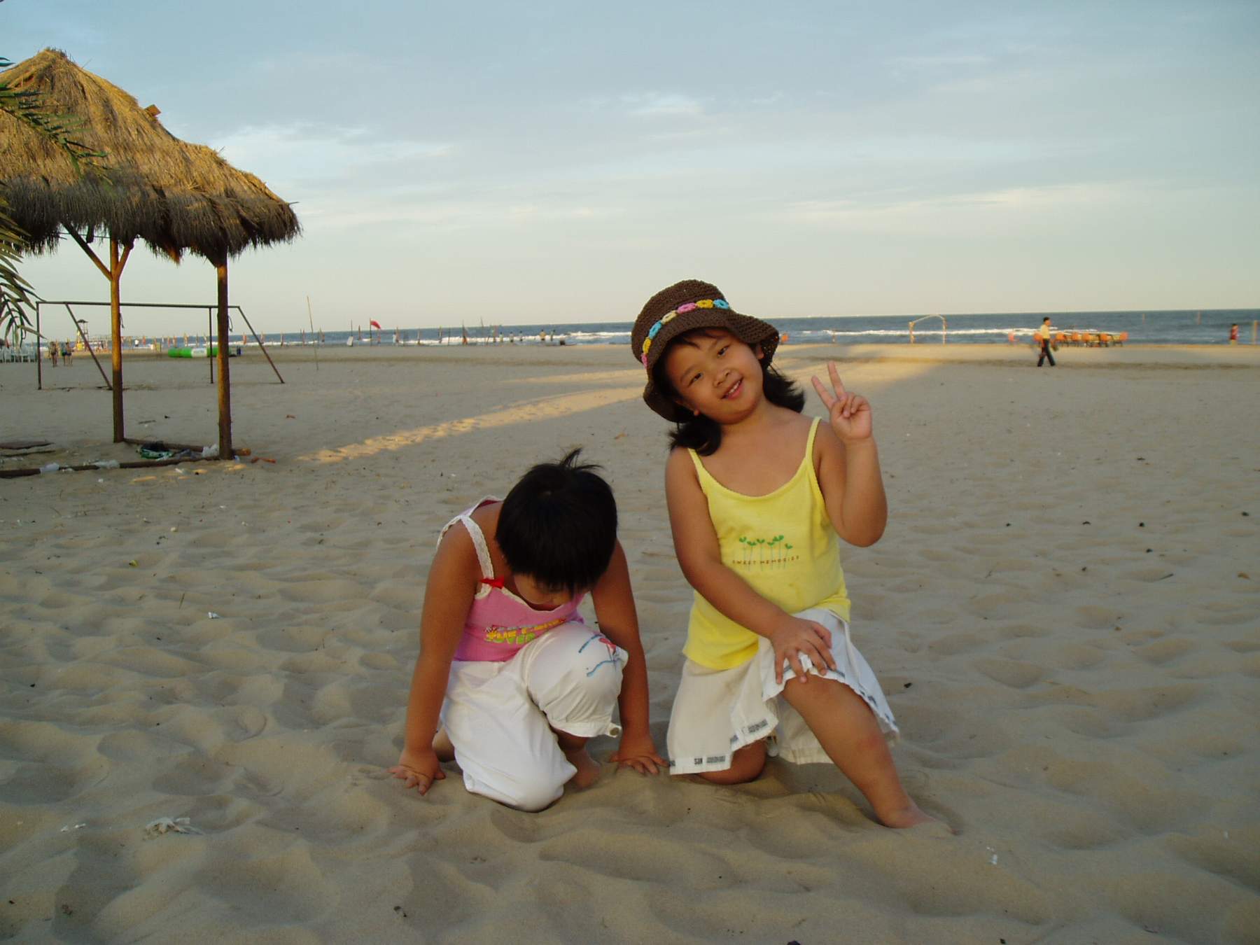在夏天期间，海滩的可爱的小女孩 库存照片. 图片 包括有 生活方式, 愉快, 嬉戏, 孩子, 海岸, 少许 - 54380088