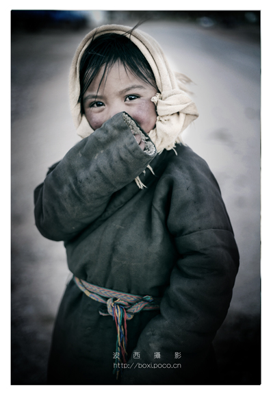 纳木错湖边的藏族女孩