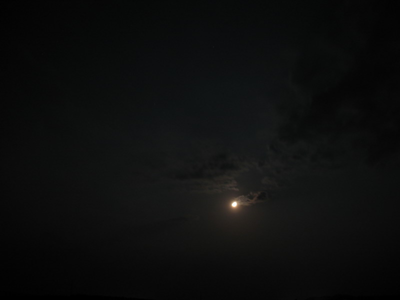 晚上的月亮和车队.瞎拍的.