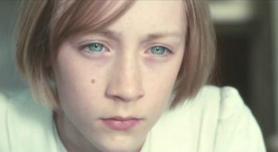 电影赎罪中的14岁的小女孩saoirse ronan